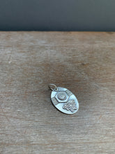 Load image into Gallery viewer, Bee Medium Oval Charm