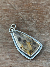 Load image into Gallery viewer, Quartz charm