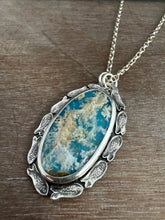 Load image into Gallery viewer, Feather ridge plume agate doublet pendant