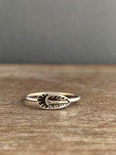 Load image into Gallery viewer, Feather ring