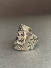 Load image into Gallery viewer, Large size 8 moon and leaves shield ring