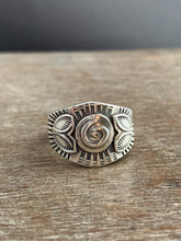 Load image into Gallery viewer, Medium size 8 swirl symbol shield ring