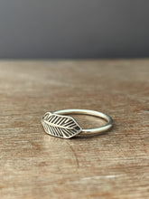 Load image into Gallery viewer, Feather ring size 8