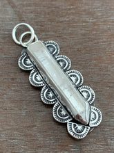 Load image into Gallery viewer, Quartz crystal pendant