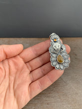 Load image into Gallery viewer, Mountain lion sapphire pendant