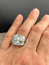 Load image into Gallery viewer, Medium size 8 bird shield ring