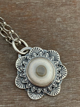 Load image into Gallery viewer, Eye agate medallion