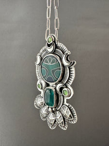 Cloisonné glass enamel pendant with serpentines and green fluorite