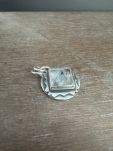 Load image into Gallery viewer, Quartz charm with a bee
