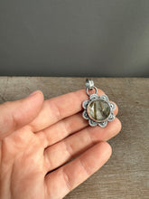 Load image into Gallery viewer, Included quartz medallion
