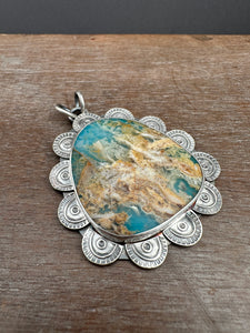 Plume agate doublet lace medallion