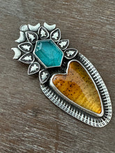 Load image into Gallery viewer, Montana Agate and Apatite Sacred Heart.
