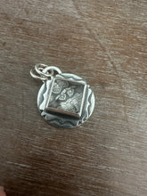 Load image into Gallery viewer, Quartz charm with a bee
