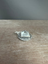 Load image into Gallery viewer, Quartz charm with a bee
