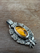 Load image into Gallery viewer, Honey bee medallion
