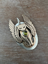 Load image into Gallery viewer, Kitty Pet with Wings and a Peridot
