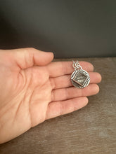 Load image into Gallery viewer, Quartz charm with a bee
