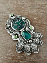 Load image into Gallery viewer, Cloisonné glass enamel pendant with serpentines and green fluorite
