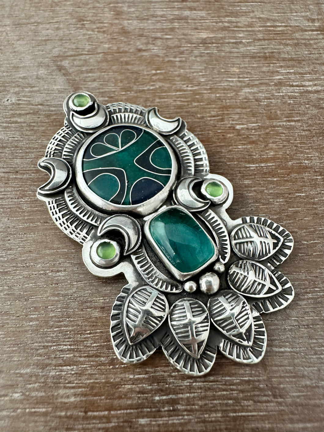 Cloisonné glass enamel pendant with serpentines and green fluorite