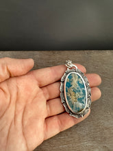 Load image into Gallery viewer, Feather ridge plume agate doublet pendant
