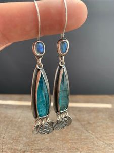 Apatite and moonstone earrings with dangling dots