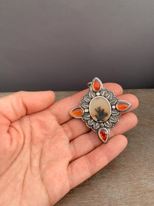 Dendritic agate and hessonite garnet medallion