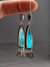 Load image into Gallery viewer, Apatite and moonstone earrings with dangling dots
