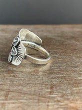 Load image into Gallery viewer, Sun and feather ring size 9
