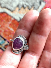 Load image into Gallery viewer, Dark Pink sapphire with textured accents size 8
