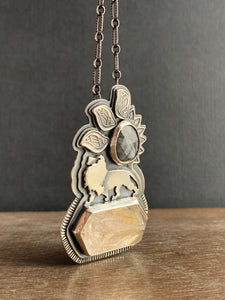Lion with a silver sapphire and a Fenster quartz