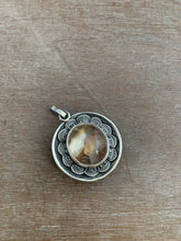 Load image into Gallery viewer, Included quartz double sided medallion
