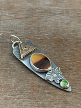 Load image into Gallery viewer, Small Montana Agate bee pendant
