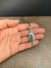 Load image into Gallery viewer, Owl pendant - Aura crystal and labradorite
