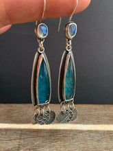 Load image into Gallery viewer, Apatite and moonstone earrings with dangling dots
