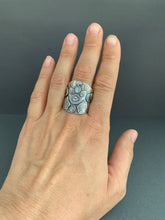 Load image into Gallery viewer, Large size 8 winged moon shield ring

