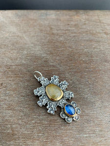 Yellow Sapphire and Blue Kyanite Set in 22k Gold